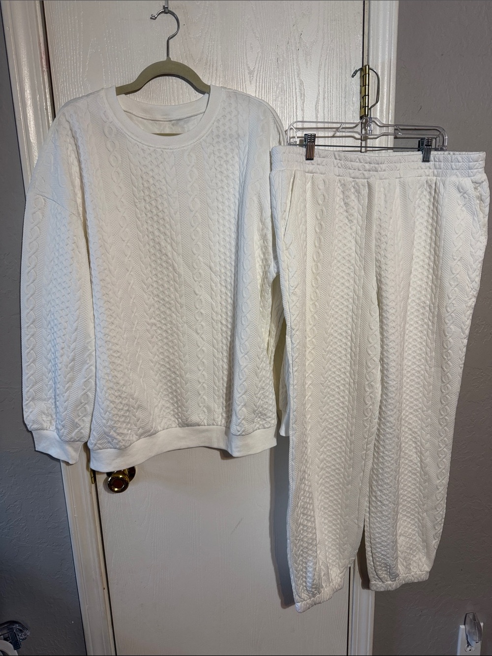 Classic Crewneck Cable Knit Sweater - White